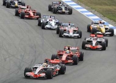 Hamilton lại chói sáng, Ferrari “điên đầu” - 1